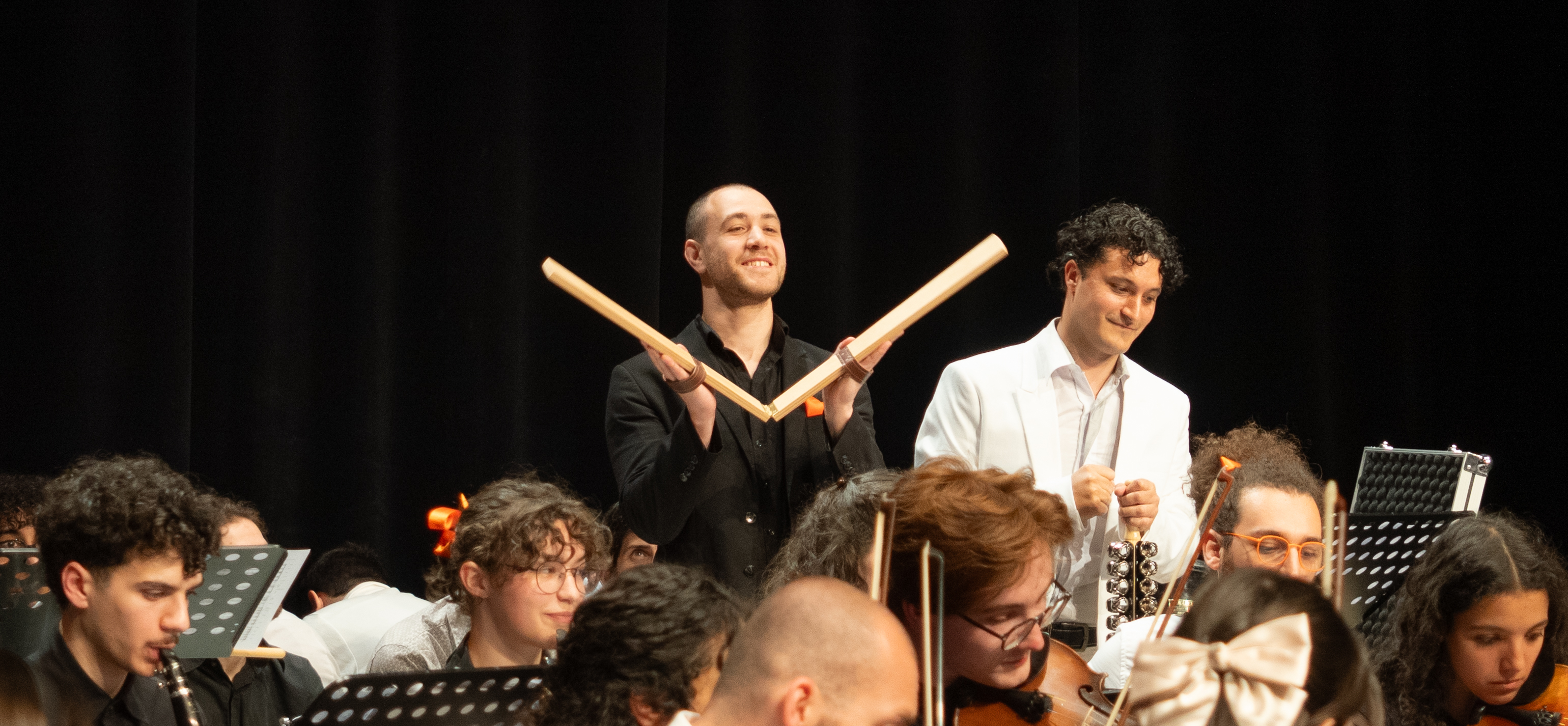 Chefs d'orchestre parmi les musiciens en plein concert